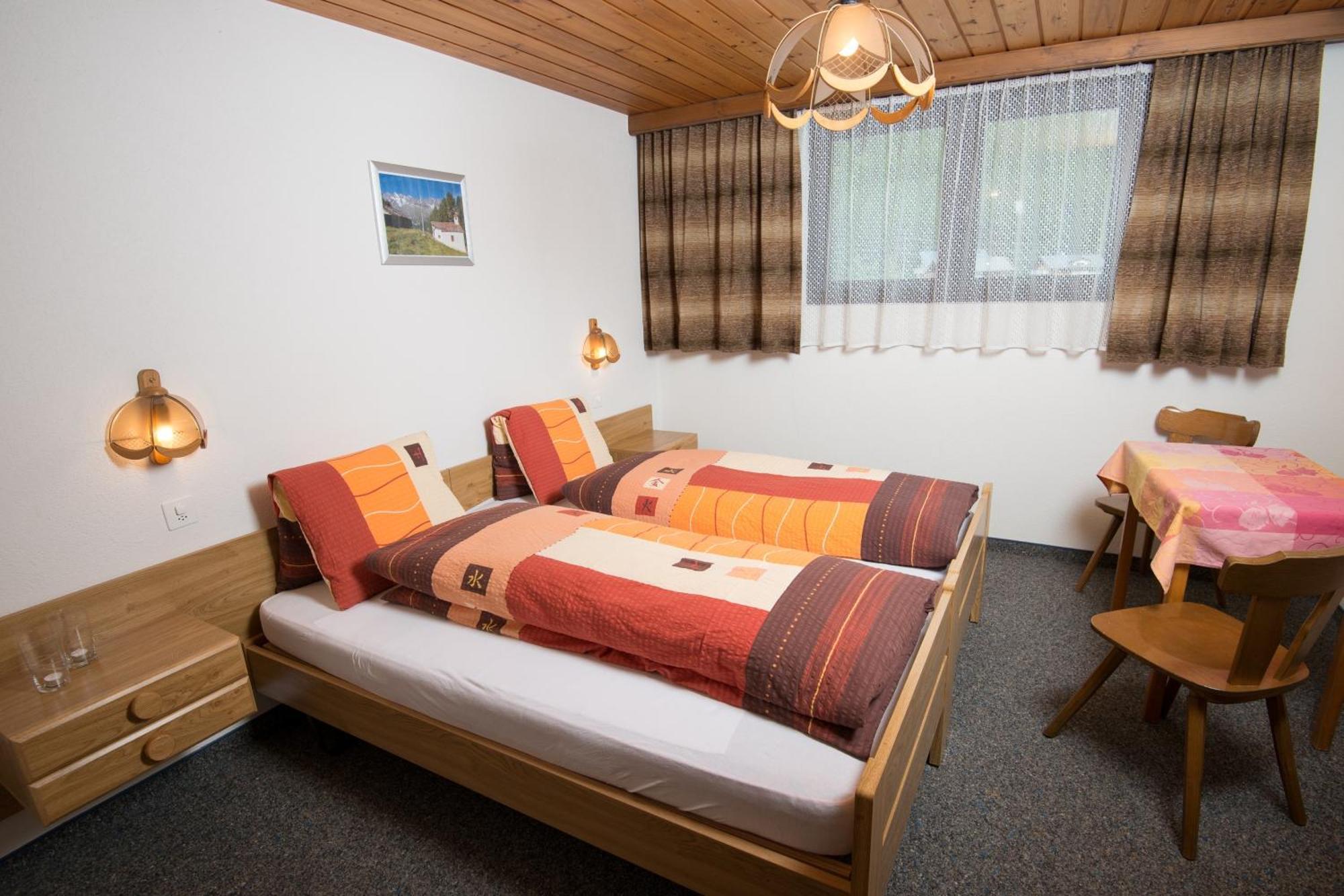 Ferienhaus Adonis Saas-Grund Bilik gambar