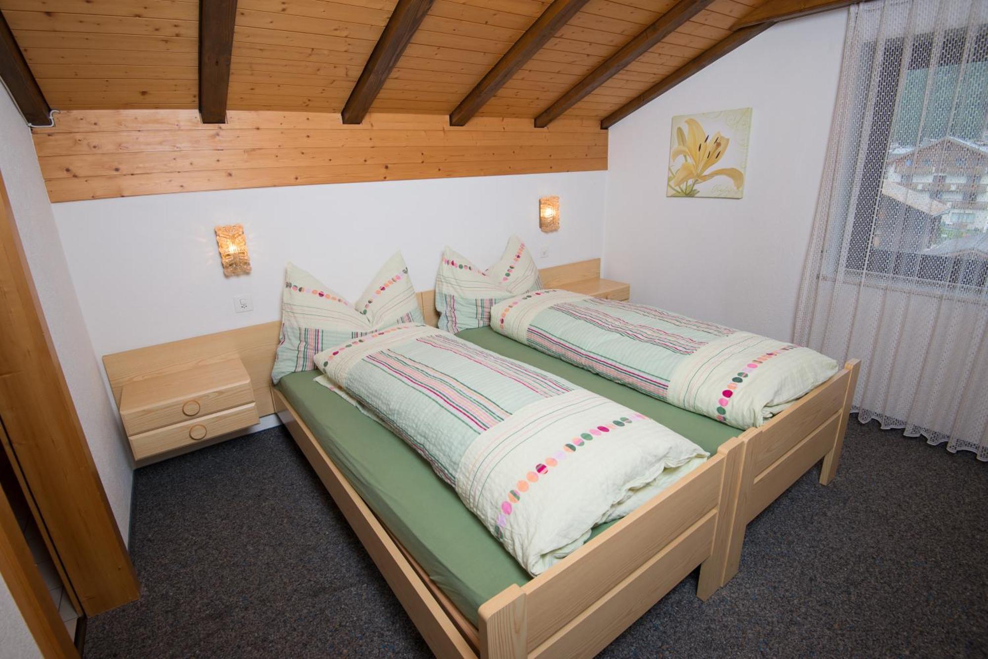Ferienhaus Adonis Saas-Grund Bilik gambar