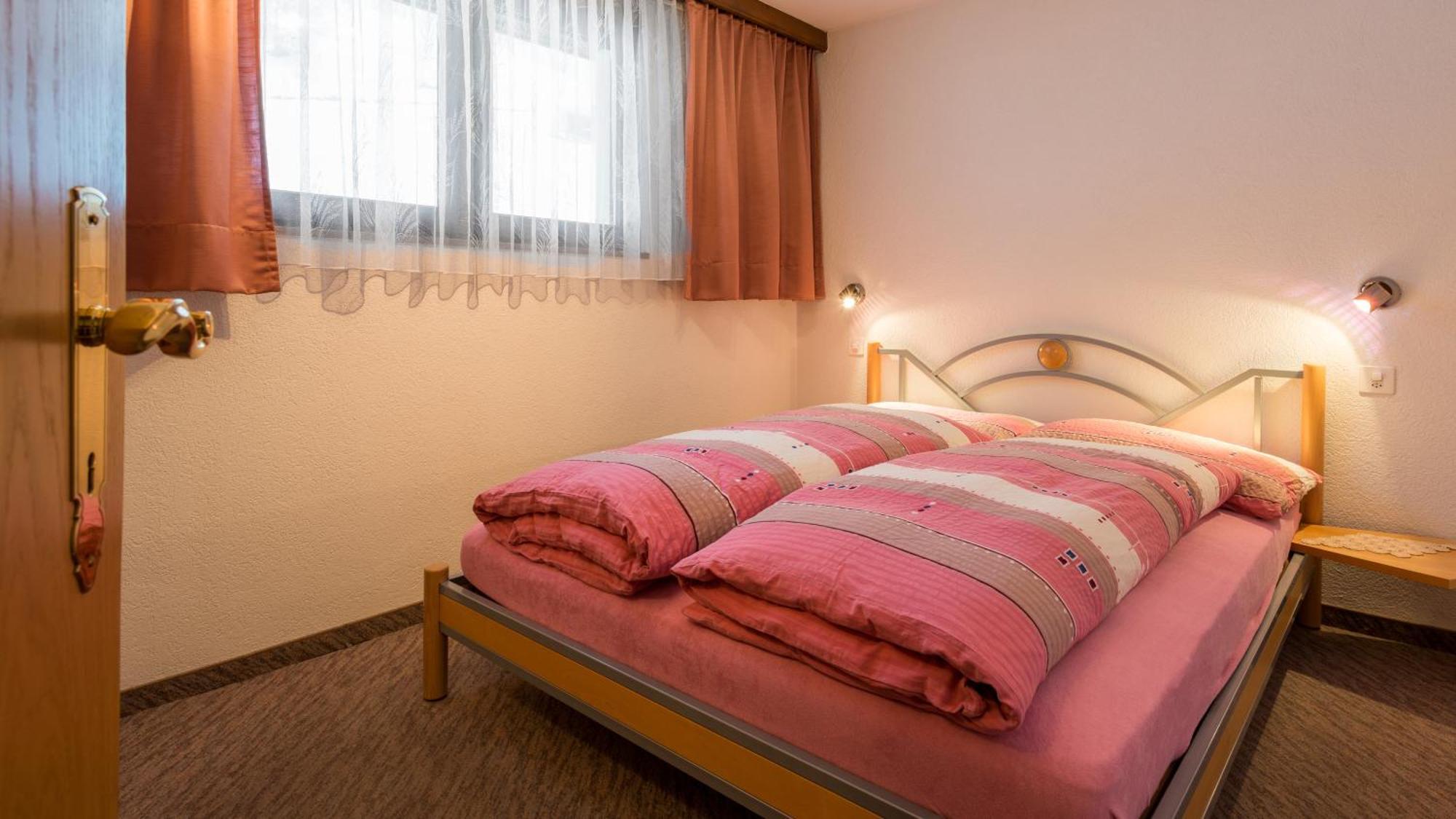 Ferienhaus Adonis Saas-Grund Bilik gambar